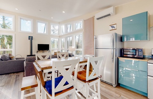 Nehalem Casa | Gorgeous home with a gas grill, kitchen, washer/dryer, patio, & gas fireplace