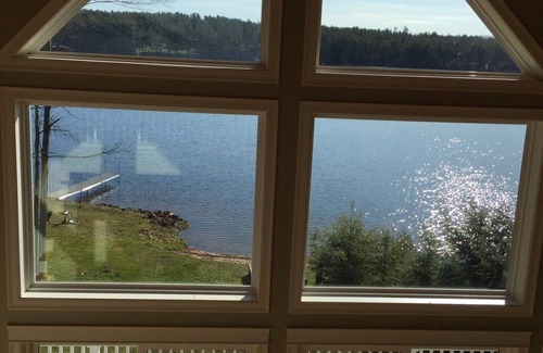 Bridgton Casa | Casa moderna frente al lago en Woods Pond con Sandy Beach.