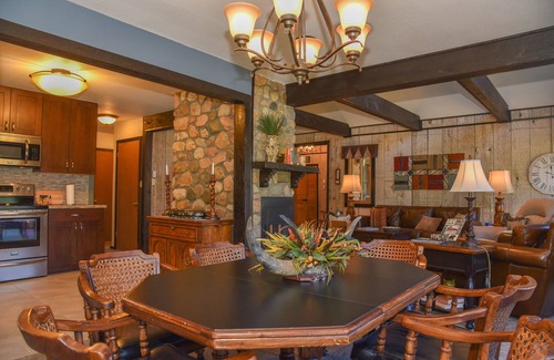 Red River Cabina | ¡NUEVO! "Birch Valley" - HUGE Wrap Porch-Family Friendly-ATV Parking-Sleeps 12