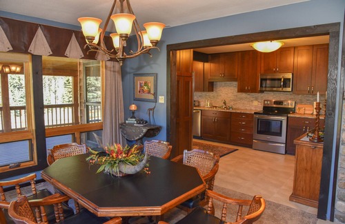 Red River Cabina | ¡NUEVO! "Birch Valley" - HUGE Wrap Porch-Family Friendly-ATV Parking-Sleeps 12