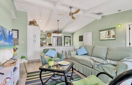 Southgate Casa | Gorgeous home with private garden - SOO close to beaches, downtown and shopping!