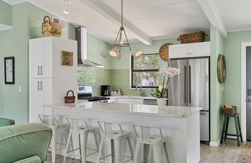 Southgate Casa | Gorgeous home with private garden - SOO close to beaches, downtown and shopping!