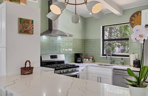 Southgate Casa | Gorgeous home with private garden - SOO close to beaches, downtown and shopping!