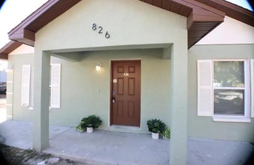 Lakeland Casa | Gorgeous King Master room with private lavatory