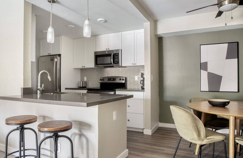 University City Apartamento | Gorgeous La Jolla 2BR w/ Gym, W/D & Pool, nr bars & shops, by Blueground