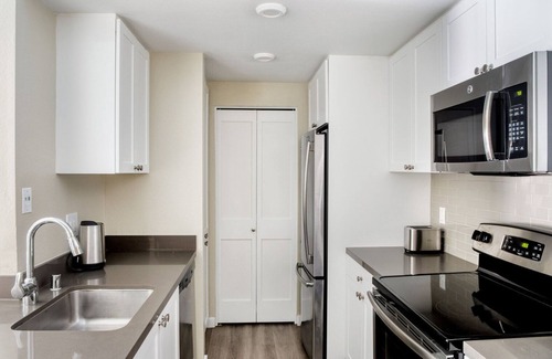 University City Apartamento | Gorgeous La Jolla 2BR w/ Gym, W/D & Pool, nr bars & shops, by Blueground
