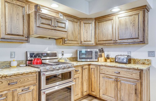 Neillsville Casa | Gorgeous Lake Arbutus Getaway w/ Dock & Boat House