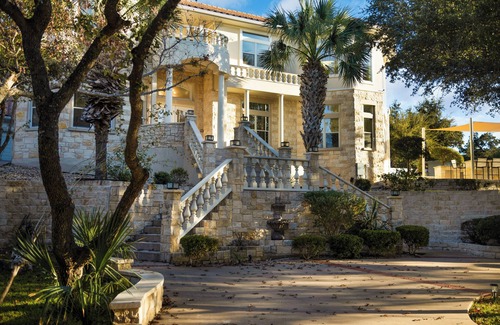 Leander Casa | GORGEOUS LAKE TRAVIS RETREAT HOME WITH POOL, COURT AND FITNESS ROOM