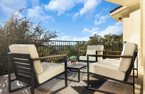 Leander Casa | GORGEOUS LAKE TRAVIS RETREAT HOME WITH POOL, COURT AND FITNESS ROOM
