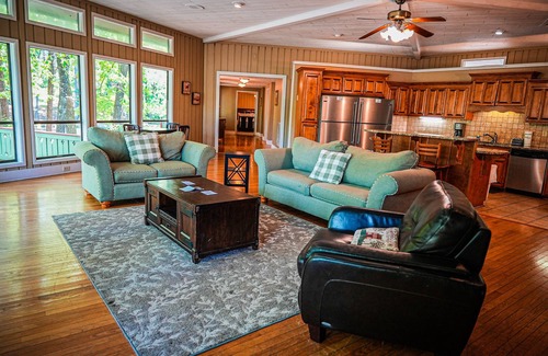 Pine Mountain Chalet De Esquí | Gorgeous Lake view home with private Game Room