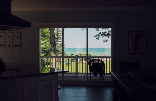 Mackinaw City Casa | HERMOSAS PUERTAS DEL LAGO DELANTERAS: CASA RECIENTEMENTE REMODELADA EN EL LAGO MICHIGAN, MACKINAW CITY