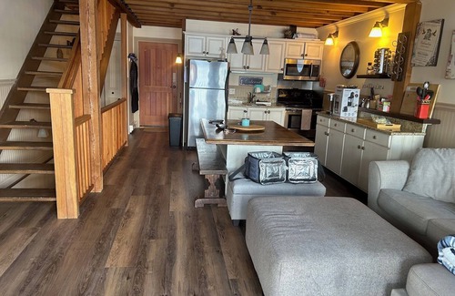 Central Okanagan Cabina | Gorgeous Lakefront Cottage
