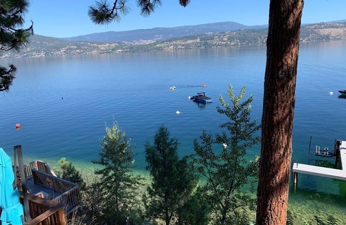 Central Okanagan Cabina | Gorgeous Lakefront Cottage