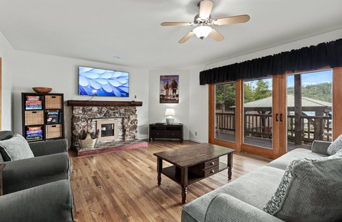 Wishon Cabina | Gorgeous Lakefront Estate in Bass Lake, Just 30 min from Yosemite National Park!