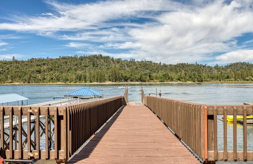 Wishon Cabina | Gorgeous Lakefront Estate in Bass Lake, Just 30 min from Yosemite National Park!