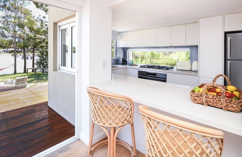 Wamberal Casa | Gorgeous Lakeside Accomodation Family Friendly