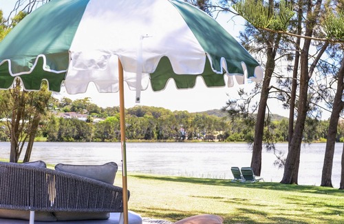 Wamberal Casa | Gorgeous Lakeside Accomodation Family Friendly