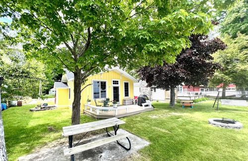 Pellston Cabina | Gorgeous Lake at the Beach Bucket y Little Red Cabin-Sandy, ideal para niños, perfecto