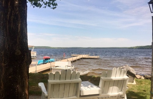 Pellston Cabina | Gorgeous Lake at the Beach Bucket y Little Red Cabin-Sandy, ideal para niños, perfecto