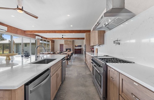 La Grange Casa | Gorgeous Lakeside Retreat Center – 30 Beds
