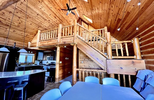 Weyauwega Cabina | Gorgeous lodge that offers beautiful view and access to the Little Wolf River