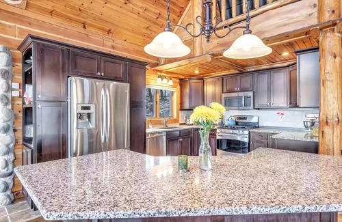 Weyauwega Cabina | Gorgeous lodge that offers beautiful view and access to the Little Wolf River