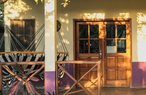 Chinandega Casa | Gorgeous Lofted 1 Bedroom Home-Hot Water/Parking