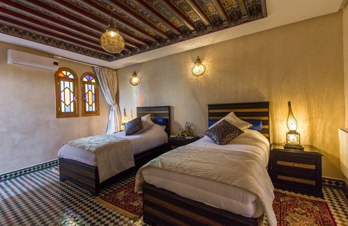 Talaa Cama Y Desayuno | Preciosa habitación doble de lujo en la piscina del Palais Houyam