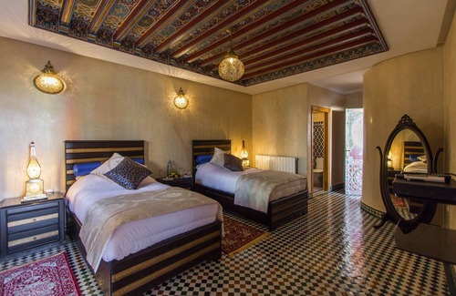 Talaa Cama Y Desayuno | Preciosa habitación doble de lujo en la piscina del Palais Houyam