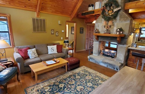 Zoe Cabina | Gorgeous Luxury Chalet. Huge See-Thru Stone Fireplace. Private, Hot Tub, Wi-Fi.