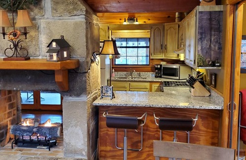 Zoe Cabina | Gorgeous Luxury Chalet. Huge See-Thru Stone Fireplace. Private, Hot Tub, Wi-Fi.