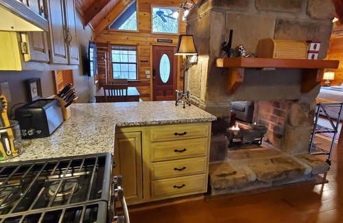 Zoe Cabina | Gorgeous Luxury Chalet. Huge See-Thru Stone Fireplace. Private, Hot Tub, Wi-Fi.