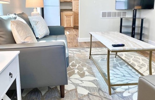 Kettering Casa | GORGEOUS+MODERN 2BR HOME | FAST WIFI+QUIET STREET