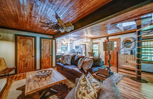 Ellijay Cabina | Gorgeous modern cabin with covered patio, firepit, full kitchen, & central AC