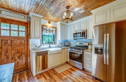 Ellijay Cabina | Gorgeous modern cabin with covered patio, firepit, full kitchen, & central AC