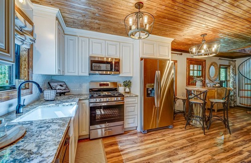 Ellijay Cabina | Gorgeous modern cabin with covered patio, firepit, full kitchen, & central AC