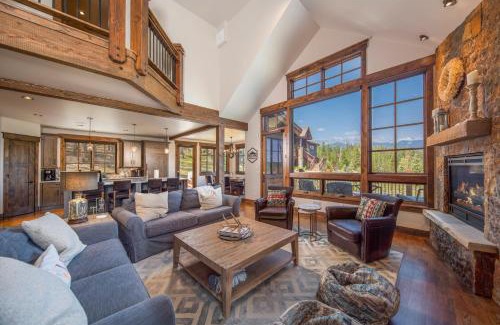 Corkscrew Flats Casa | GORGEOUS modern estate private ski SHUTTLE! Hot Tub, hiking trail to town, fire pit, even a SONIC ice maker!