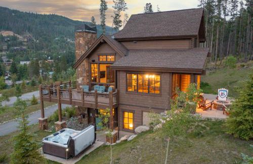Corkscrew Flats Casa | GORGEOUS modern estate private ski SHUTTLE! Hot Tub, hiking trail to town, fire pit, even a SONIC ice maker!