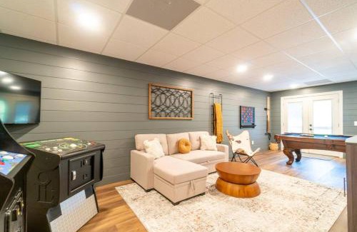 Helen Casa | Gorgeous Modern Farmhouse w/Hot Tub & Pool Table