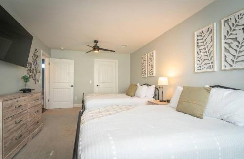 Helen Casa | Gorgeous Modern Farmhouse w/Hot Tub & Pool Table