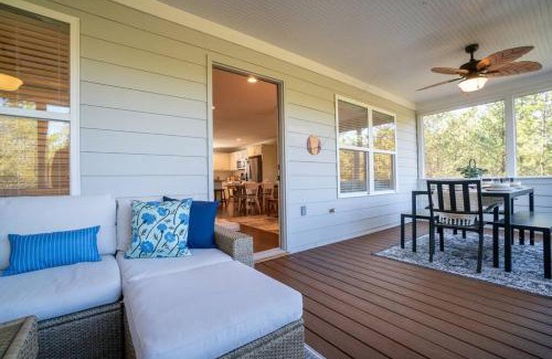 Helen Casa | Gorgeous Modern Farmhouse w/Hot Tub & Pool Table