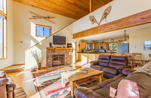 Woodland Park Casa | Hermosa cabaña de montaña en 35 acres! Bañera de hidromasaje y espectaculares vistas de Pikes Peak.