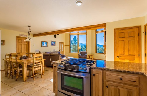 Woodland Park Casa | Hermosa cabaña de montaña en 35 acres! Bañera de hidromasaje y espectaculares vistas de Pikes Peak.