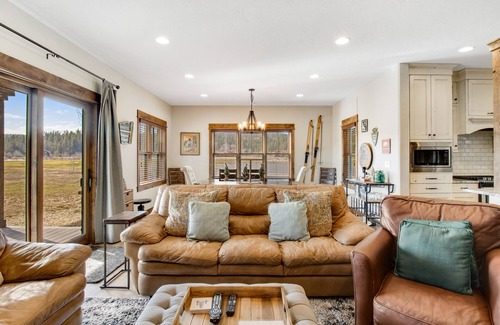 McCall Casa | Gorgeous mountain home with waterview, fireplace, washer/dryer, WiFi, & Netflix