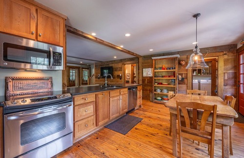 Clayton Cabina | Gorgeous Mtn. View, 1920 Timpson Creek School House. Near Lake Burton