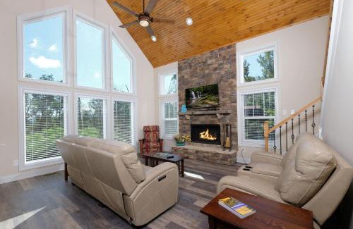 Chalet Village North Casa | Gorgeous new 2 bedroom chalet with hot tub and pool table in Gatlinburg!