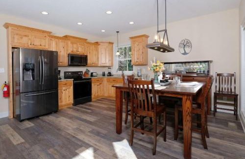 Chalet Village North Casa | Gorgeous new 2 bedroom chalet with hot tub and pool table in Gatlinburg!