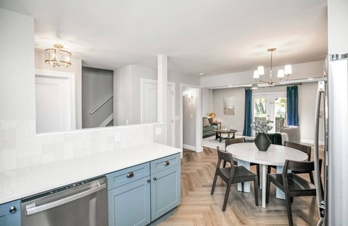 Northeast South Bend Casa | Gorgeous NEW 5-bedroom townhome with AC, WiFi in charming South Bend- walk to ND