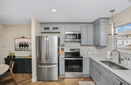 Northeast South Bend Casa | Gorgeous NEW 5-bedroom townhome with AC, WiFi in charming South Bend- walk to ND