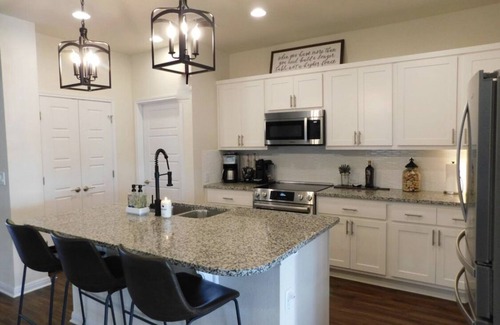 Manor Casa | Gorgeous Newer Home Tesla Close 6 Beds Crew Welcome